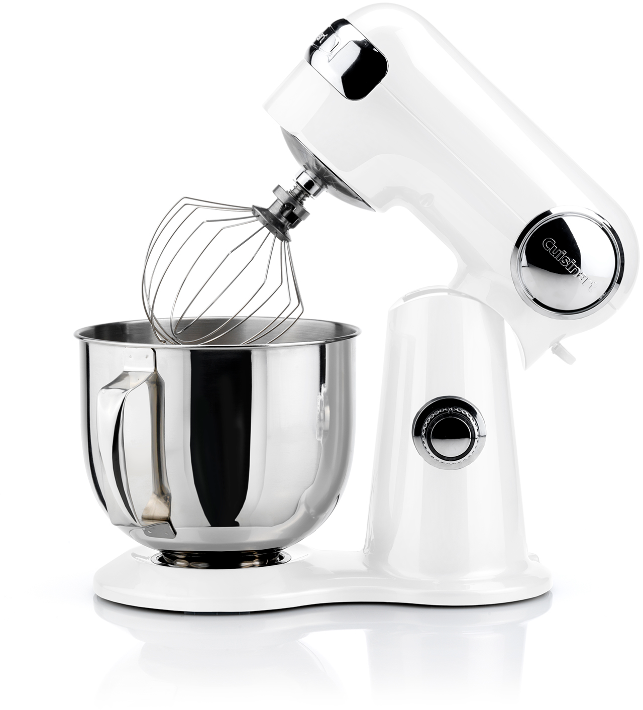 Robot pâtissier blanc avec un bol en acier inoxydable et un fouet.