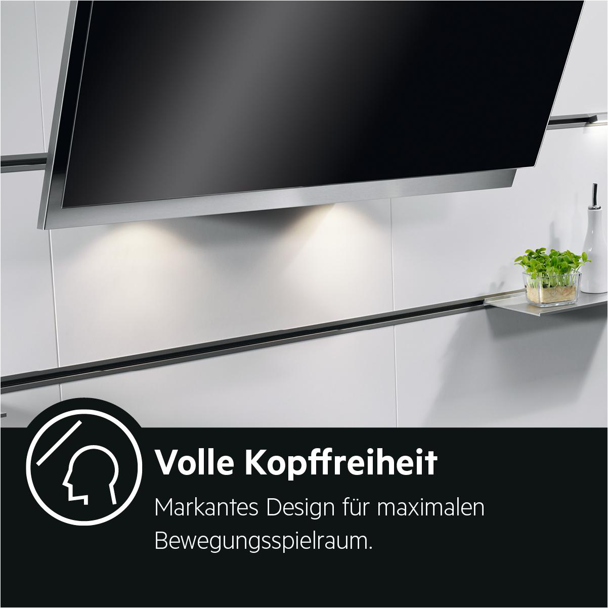 Moderner Küchenhimmel, schwarz und silber, mit Lichtern. Hintergrund zeigt eine weiße geflieste Wand.