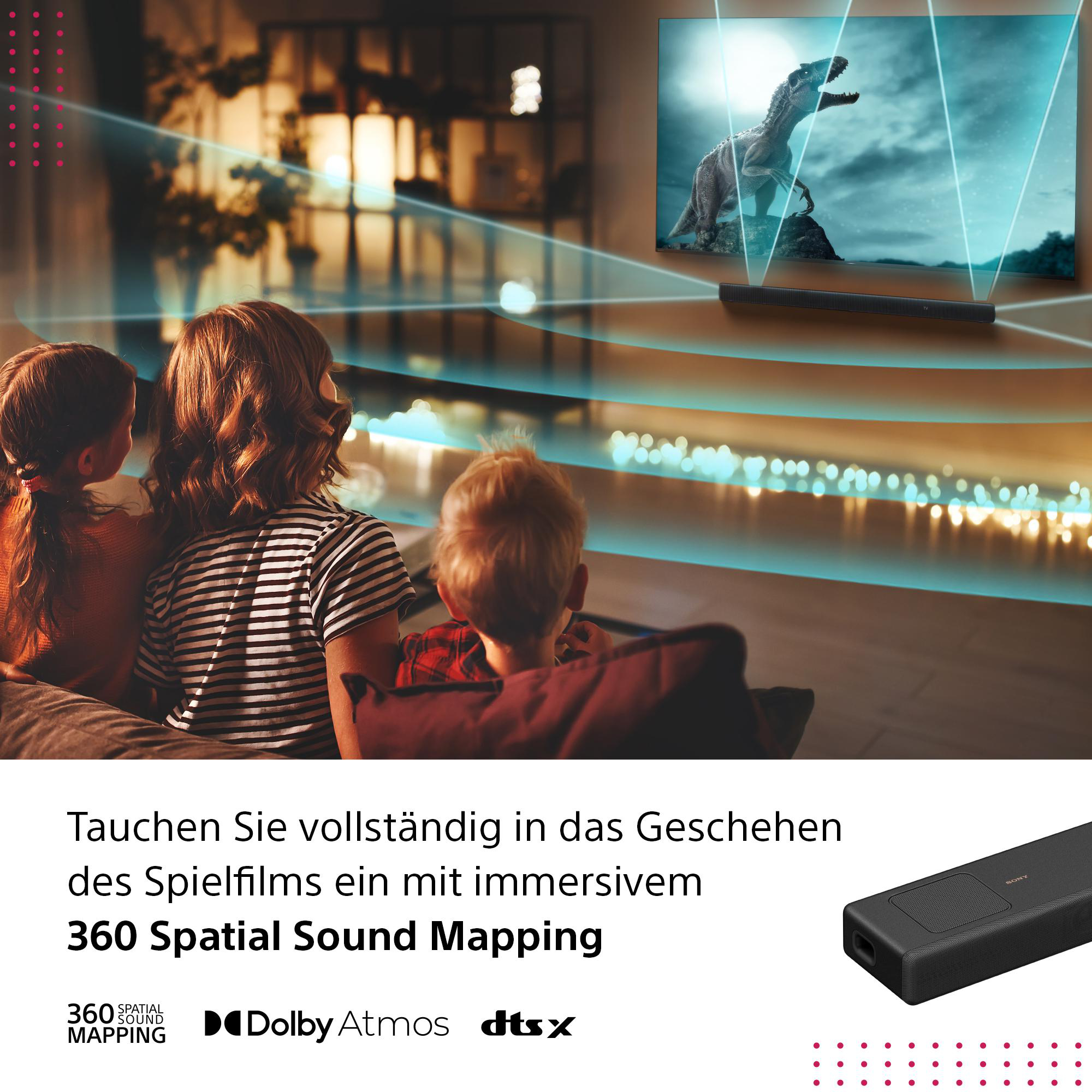 Drei Personen sehen fern, eine Dinosaurierszene. Eine Soundbar befindet sich unter dem Fernseher.