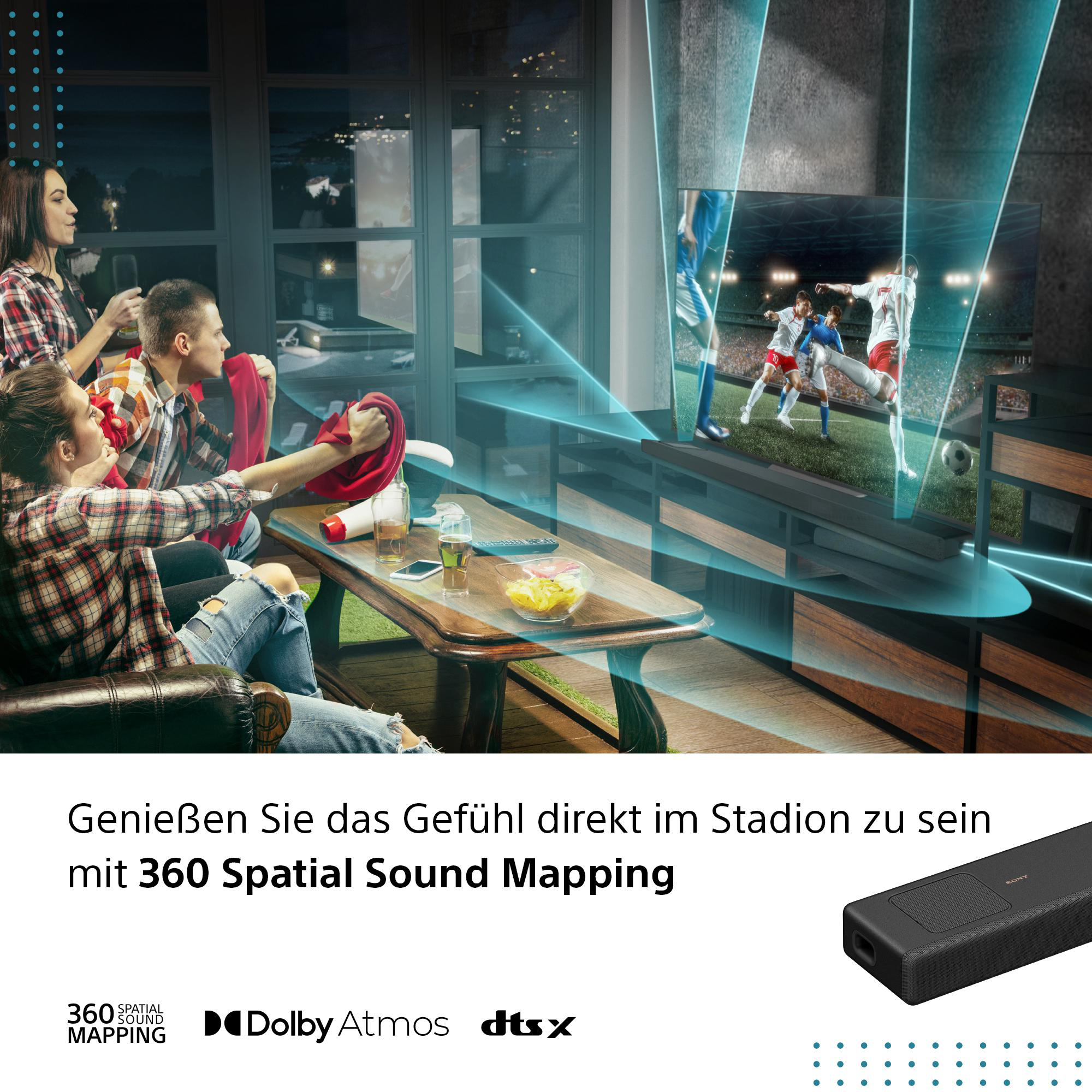 Leute schauen ein Fußballspiel auf einem großen Bildschirm.