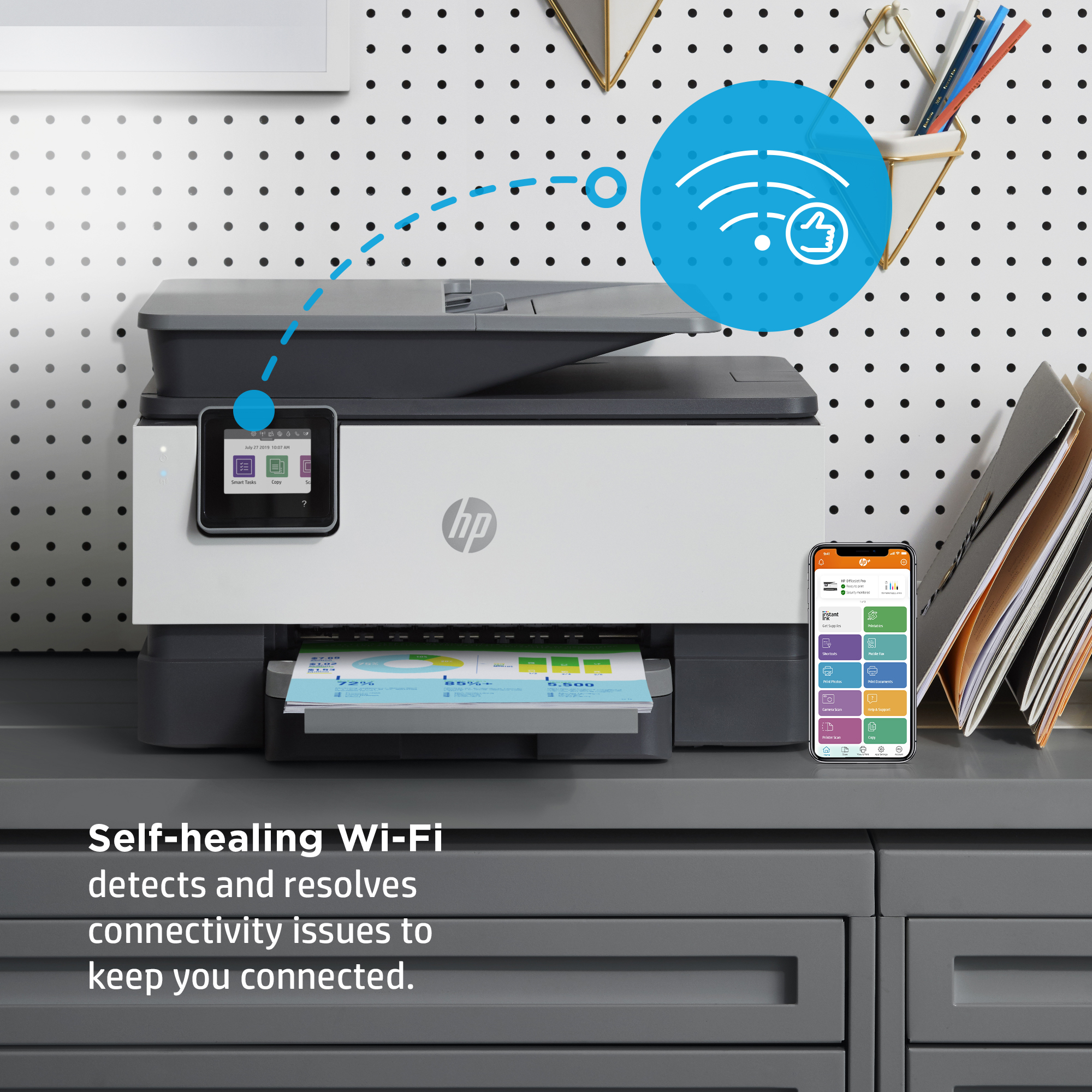 Imprimante avec icône Wi-Fi et téléphone connecté. Document imprimé. Bureau gris avec objets.