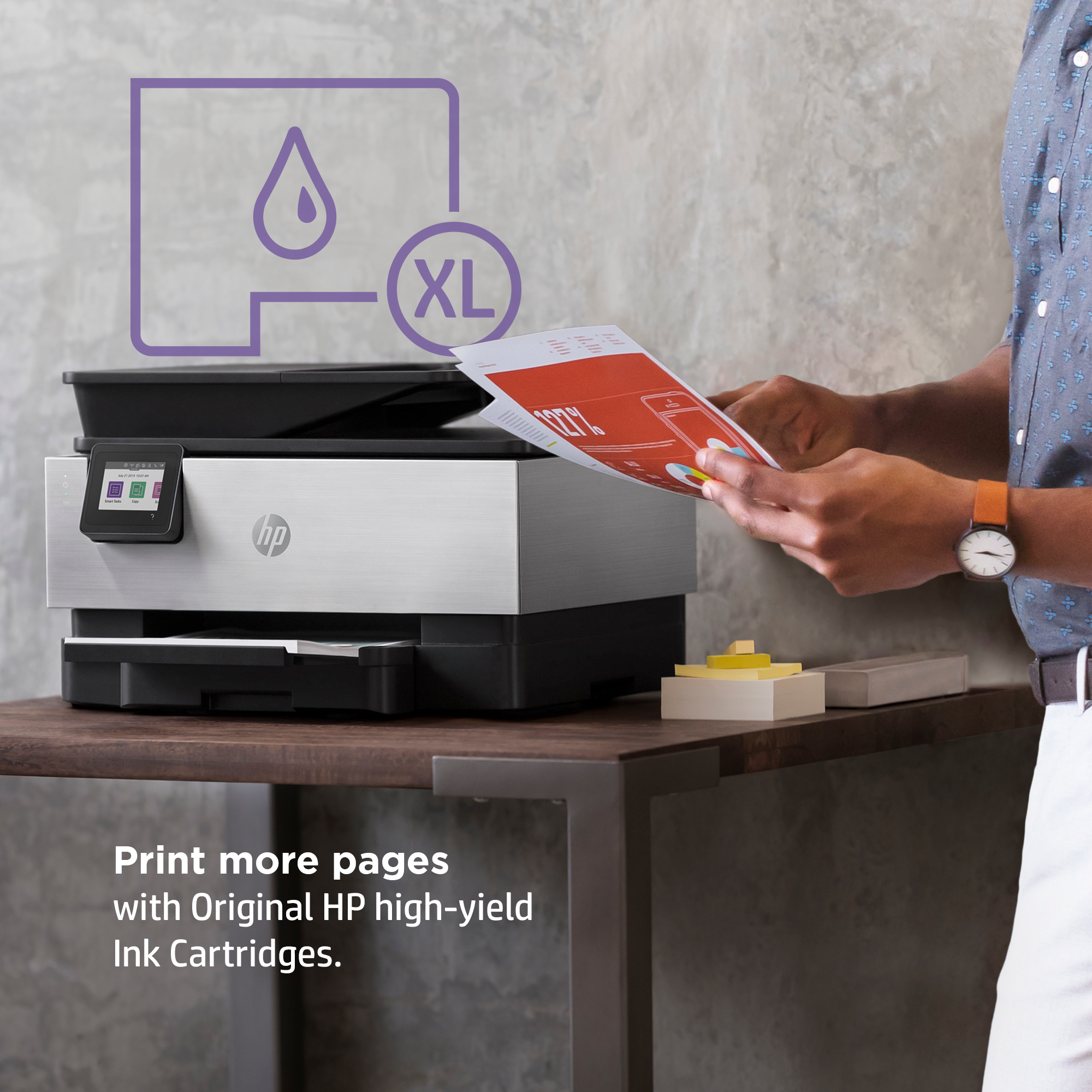 Une personne imprime à partir d'une imprimante HP. Un papier est en cours d'impression. L'imprimante est sur une table en bois.