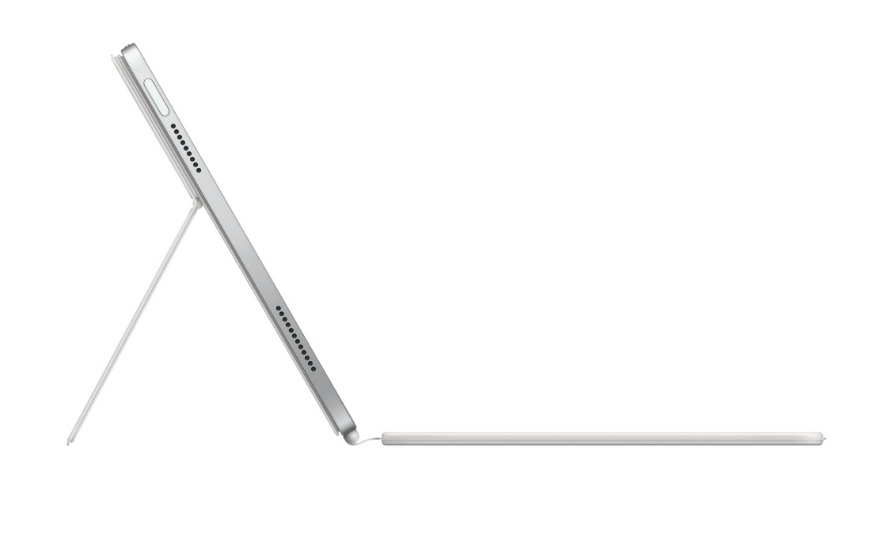 Silbernes Tablet mit Stift, der sich gegen einen weißen Hintergrund lehnt. Seitenansicht.