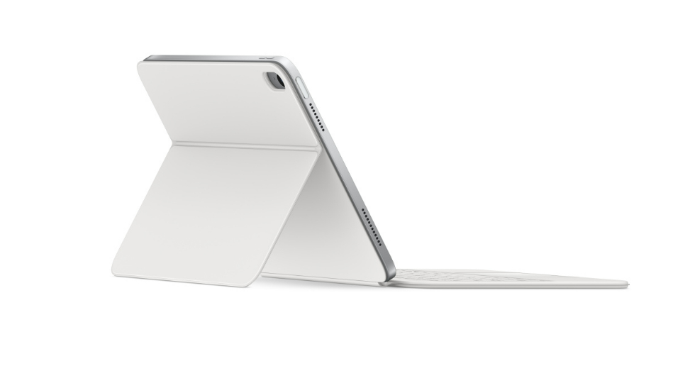 Ein iPad mit weißer Tastaturabdeckung, in dreieckiger Position aufgestellt.