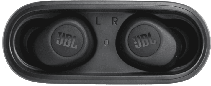 Fekete JBL vezeték nélküli fülhallgató egy töltőtokban. A tok szintén fekete, és a JBL logója látható rajta.