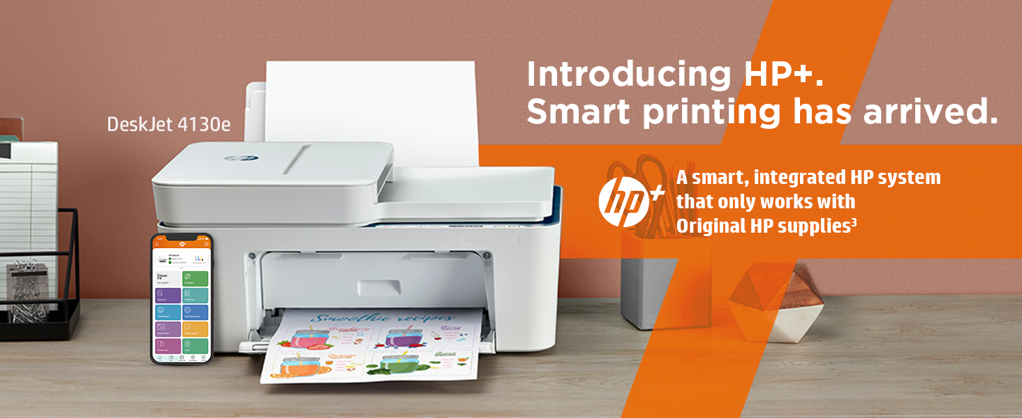 HP+ DeskJet 4130e Drucker mit Telefon, das die App zeigt. Text: Smartes Drucken ist da.