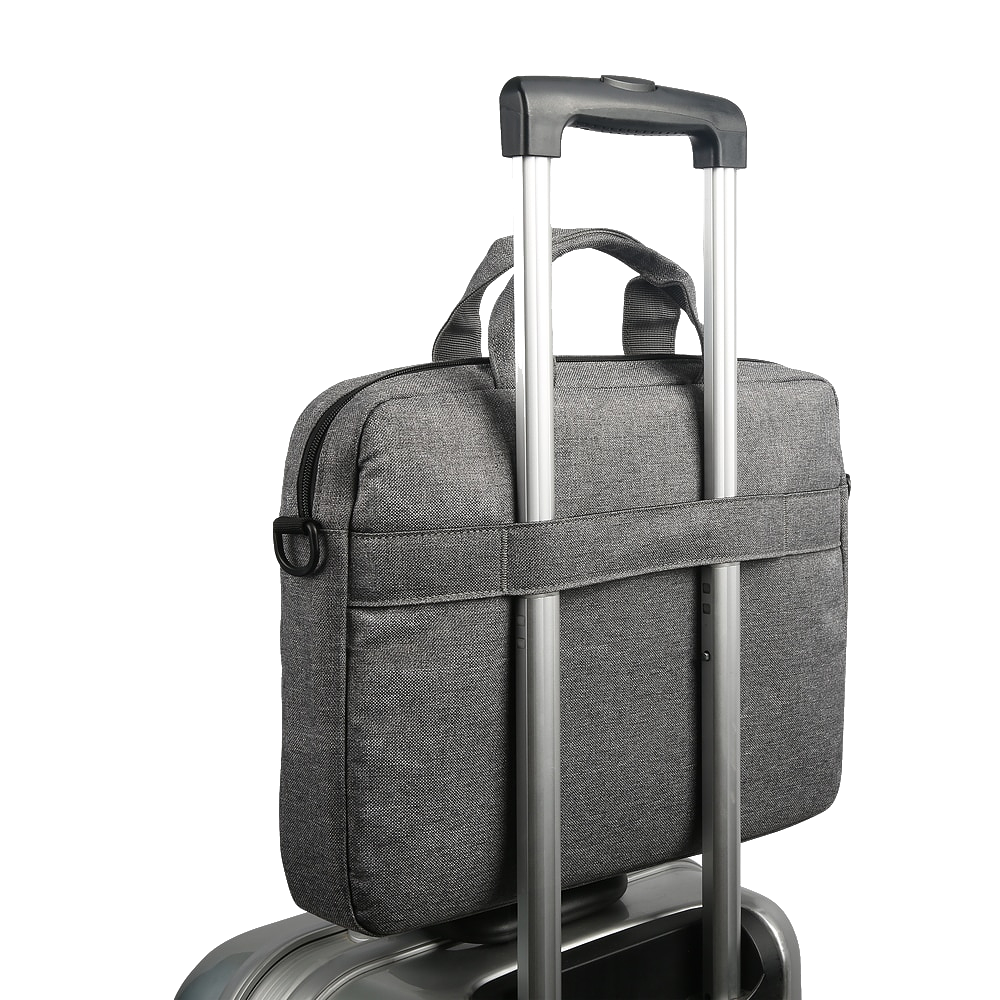 Una bolsa gris para portátil sobre el asa de una maleta.