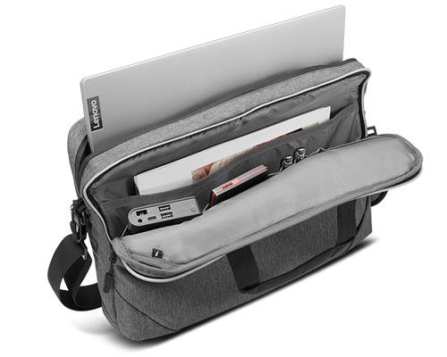 Bolsa gris para portátil abierta con un portátil y accesorios dentro. Correa negra. Fondo blanco.