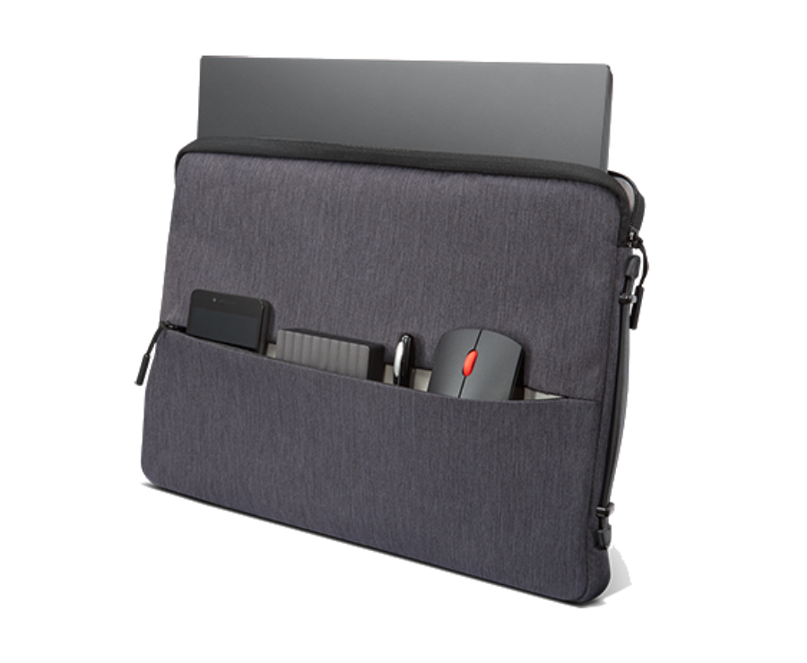 Funda gris para portátil con portátil, teléfono, bolígrafo y ratón en los bolsillos. Fondo negro.