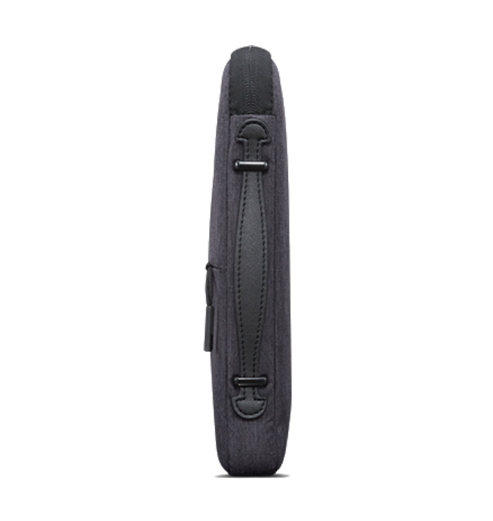 Una funda negra para portátil con asa y cremallera, aislada sobre un fondo negro.
