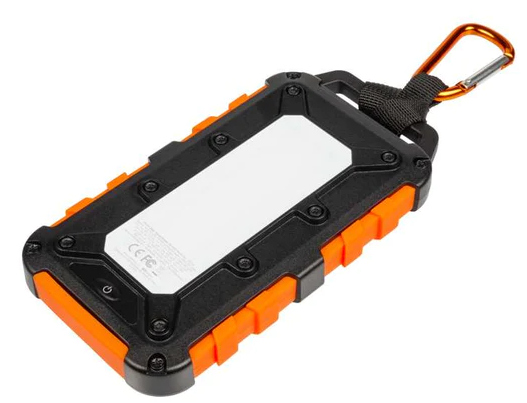 Zwart-oranje robuuste powerbank met karabijnhaak. Witte achtergrond.
