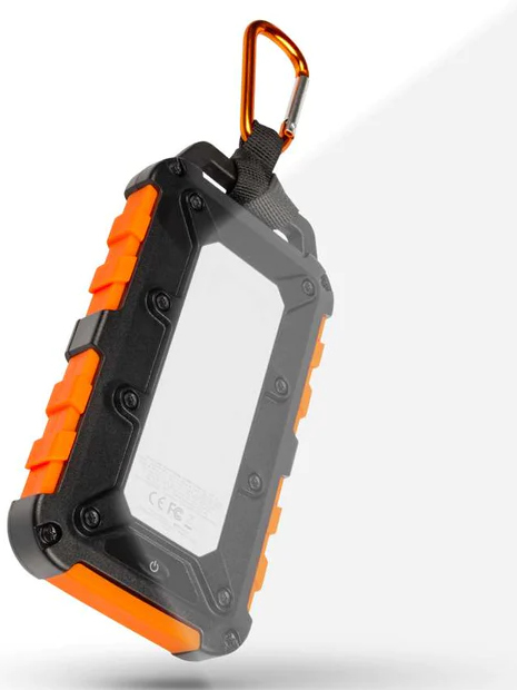 Zwarte en oranje robuuste speaker met licht van boven, witte achtergrond.