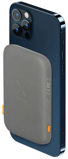 Une batterie externe grise attachée à un téléphone bleu.