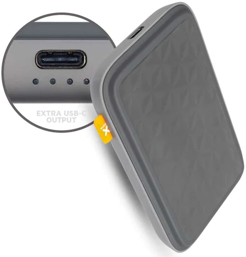 Batterie externe grise avec sortie USB-C supplémentaire. Gros plan sur les ports de charge.
