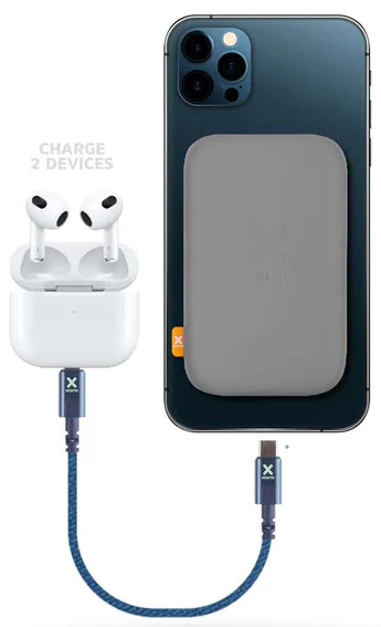 iPhone connecté à un socle de chargement et des AirPods. Le socle a un câble de chargement connecté.