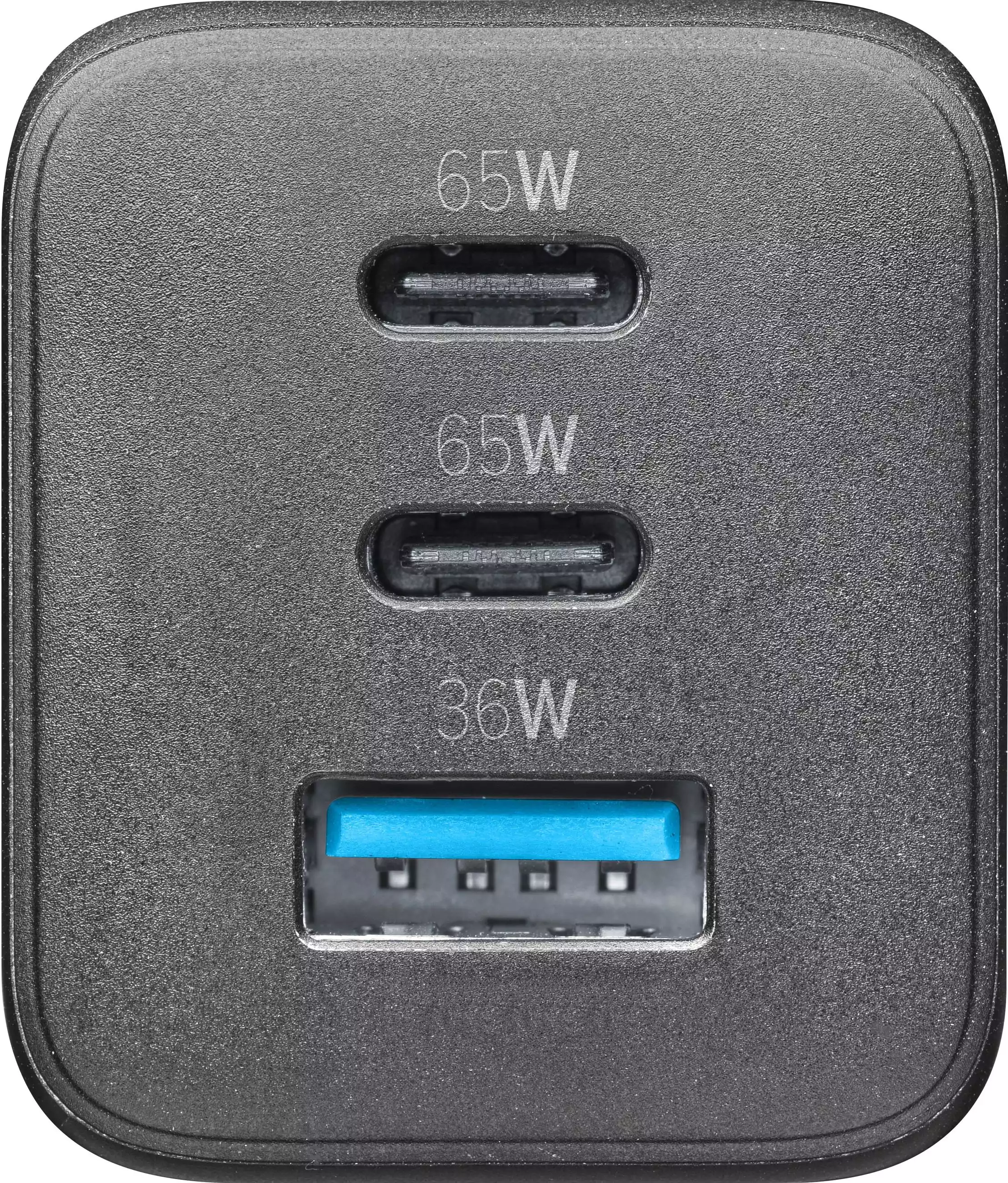 Ein schwarzes Netzteil mit drei USB-C-Anschlüssen und einem USB-A-Anschluss, mit Leistungsangaben.