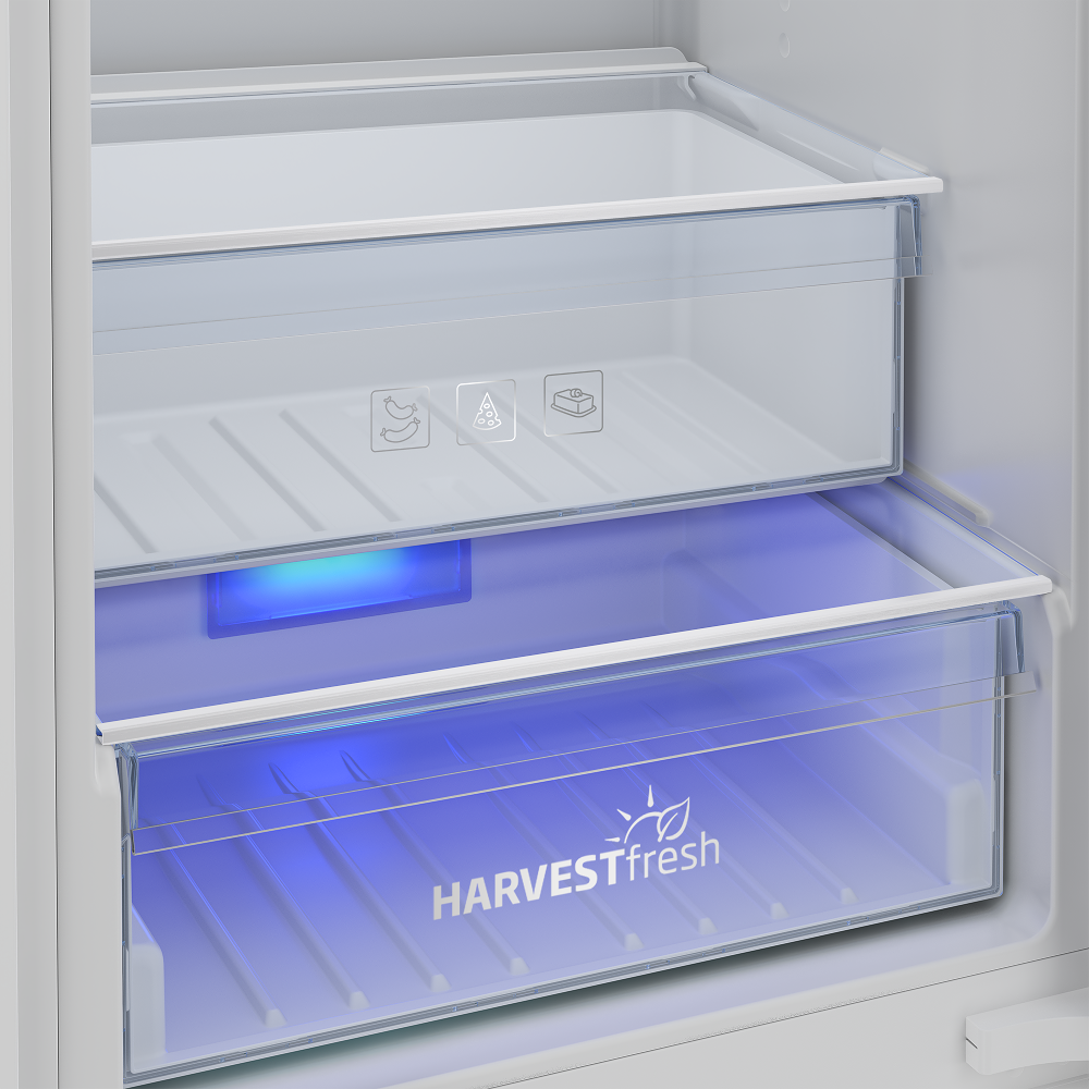 Primer plano del interior de un refrigerador. Tiene dos cajones transparentes con luz azul.
