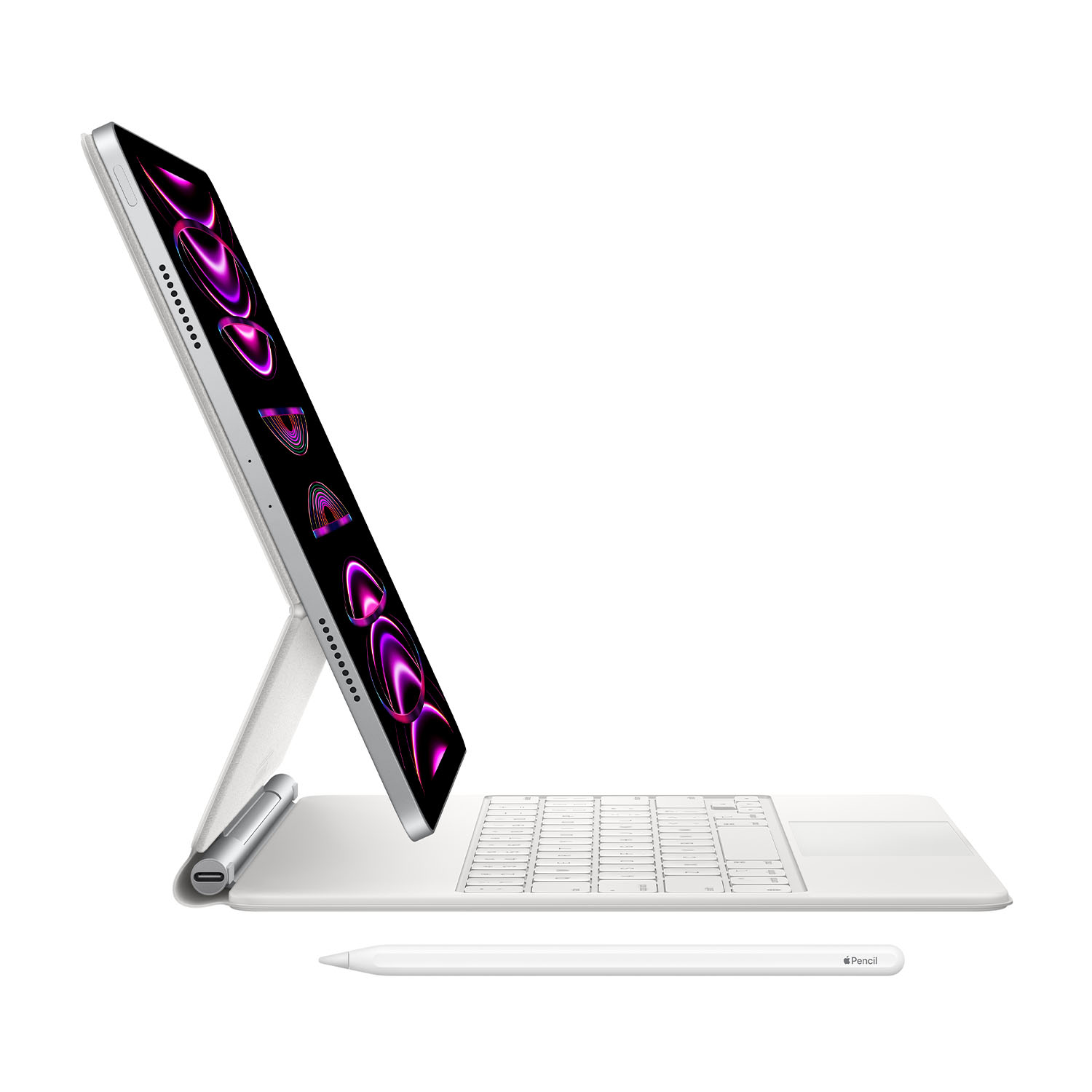 Un iPad Pro appoggiato a una tastiera, con una Apple Pencil a lato. Lo schermo è acceso.