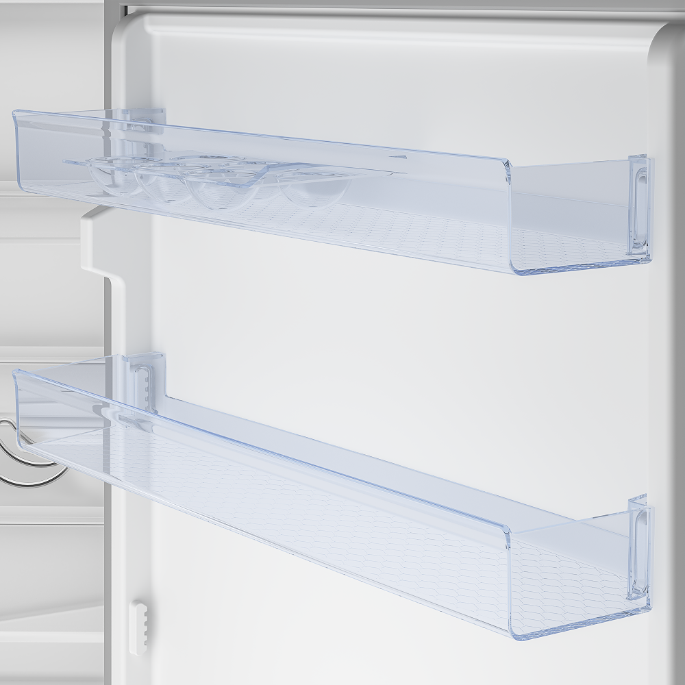 Interior de refrigerador con dos estantes de plástico transparente, mostrando hueveras, contra un fondo blanco.