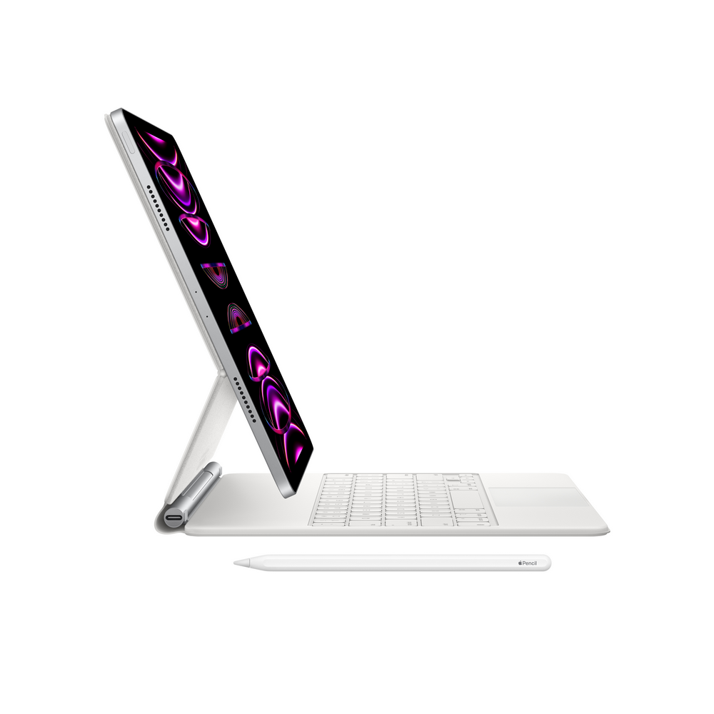 Un iPad Pro con Magic Keyboard y Apple Pencil, sobre una superficie blanca. Vista en ángulo.