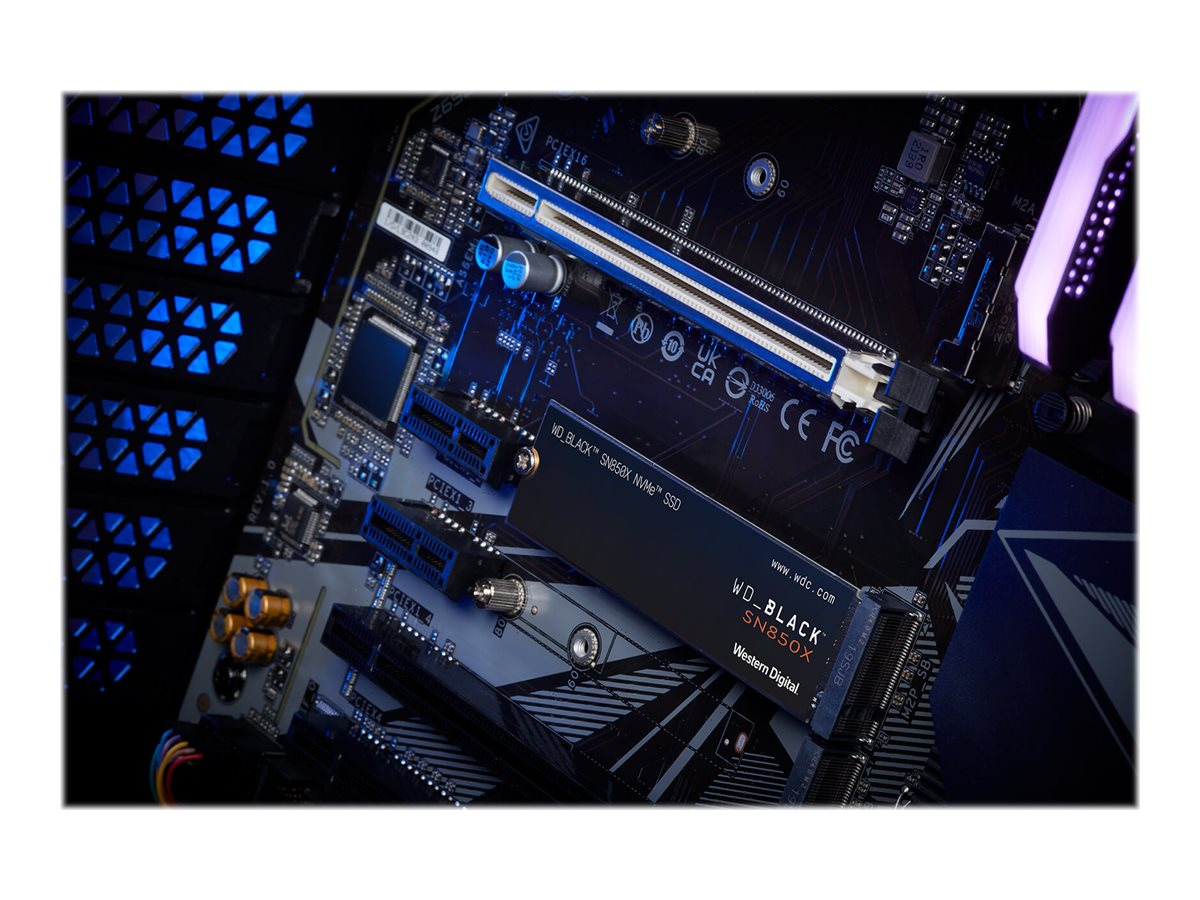 Nahaufnahme eines Computer-Motherboards mit einer schwarzen WD_BLACK SN850X NVMe SSD. Im Hintergrund blaue und violette Lichter.