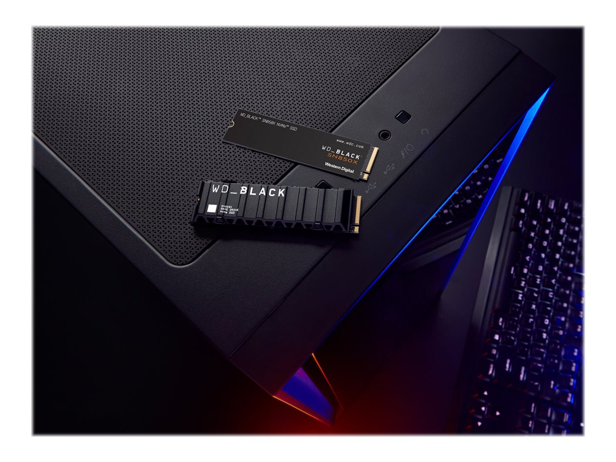 Schwarzes Computergehäuse mit drei WD_BLACK SSDs. Das Gehäuse hat blaue und rote Akzentbeleuchtung. Eine Tastatur ist sichtbar.