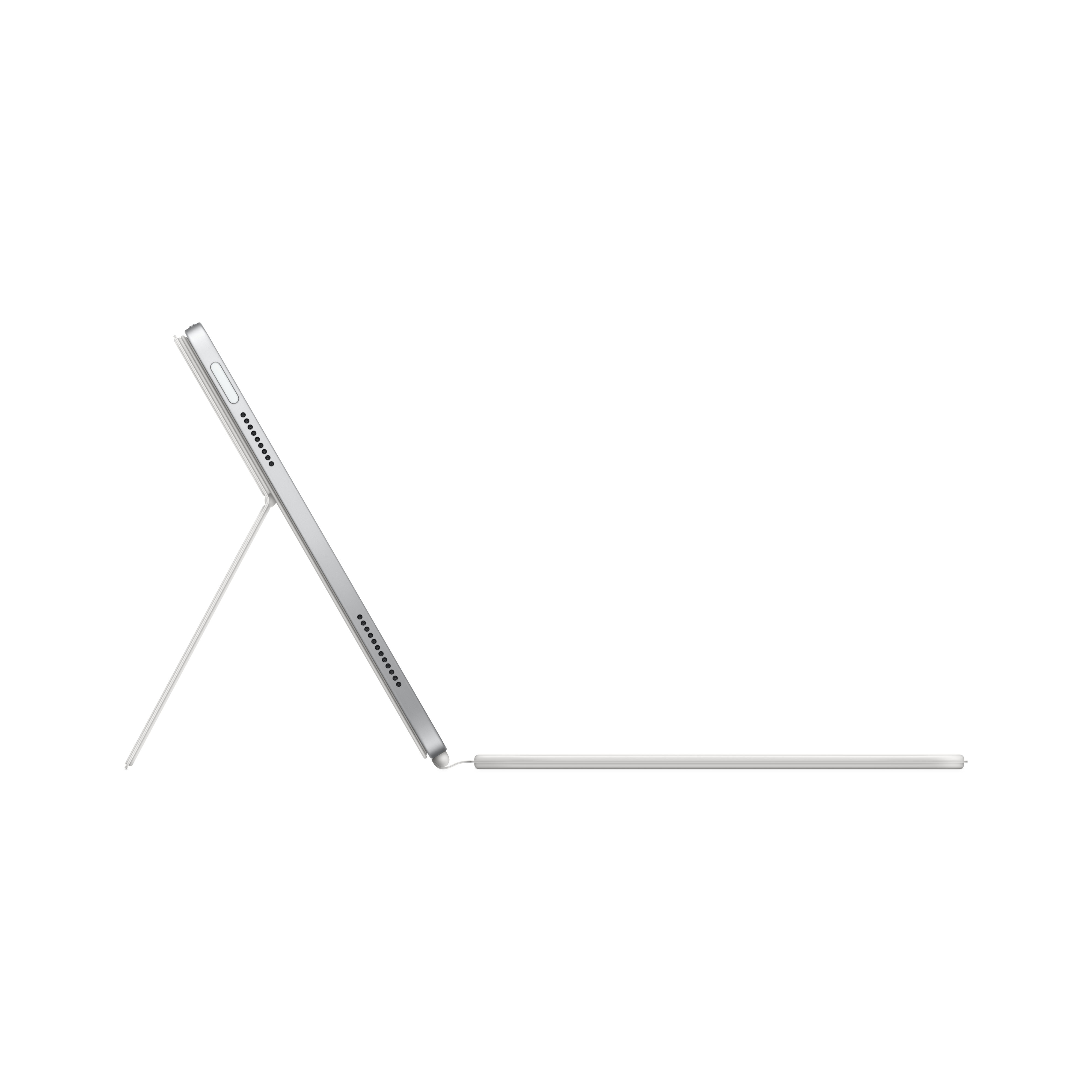 Tablet argento con tastiera e supporto. Sfondo bianco.