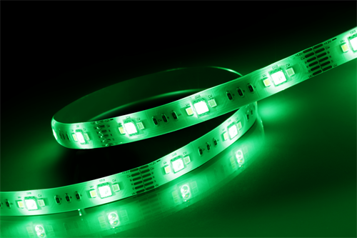 Ein grüner LED-Streifen, der sich auf einer schwarzen Oberfläche windet.