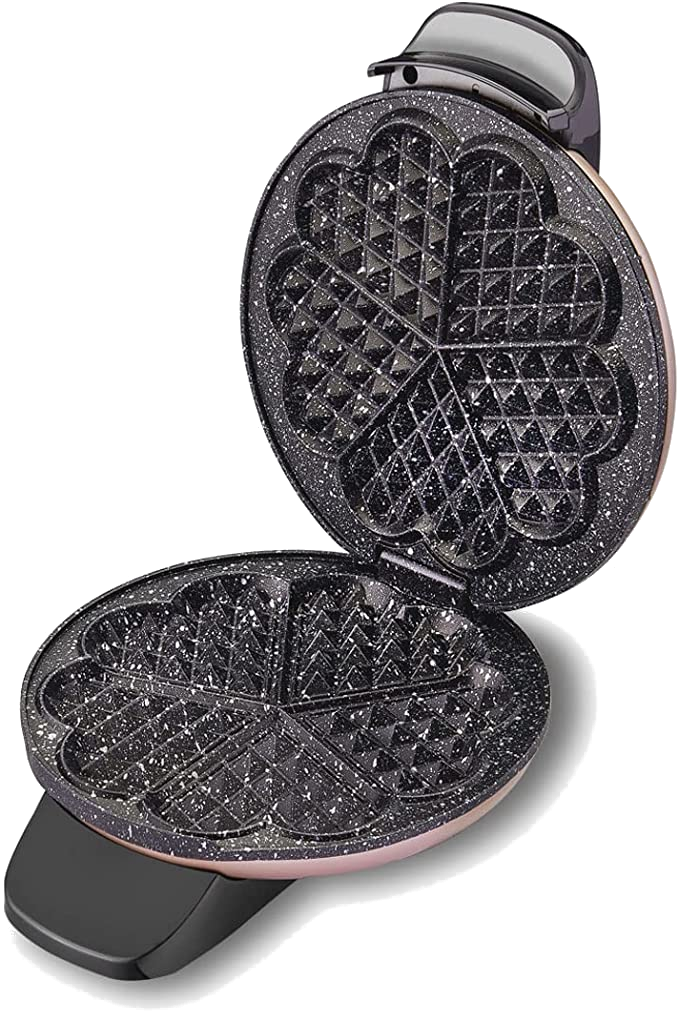 Kalp şeklinde bir waffle makinesi, açık, pembe kaplamalı pişirme yüzeyini gösteriyor.