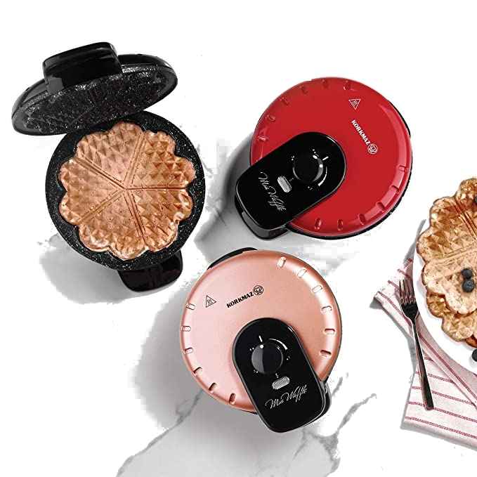Siyah, kırmızı ve gül altın renginde waffle makineleri. Sağda waffle'lar görülebilir.