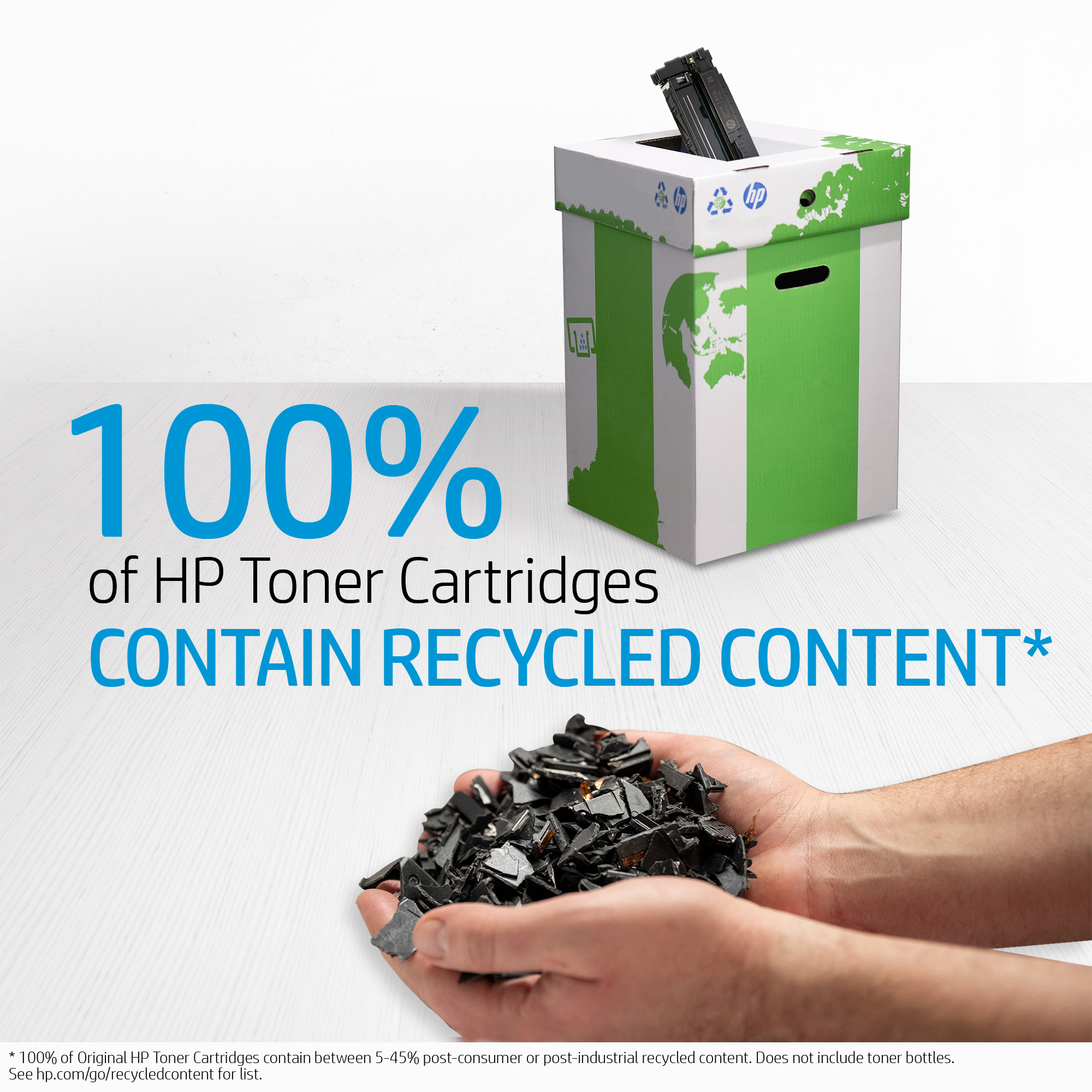 Mains tenant des morceaux de toner recyclé. Boîte verte et blanche avec logo recyclage.