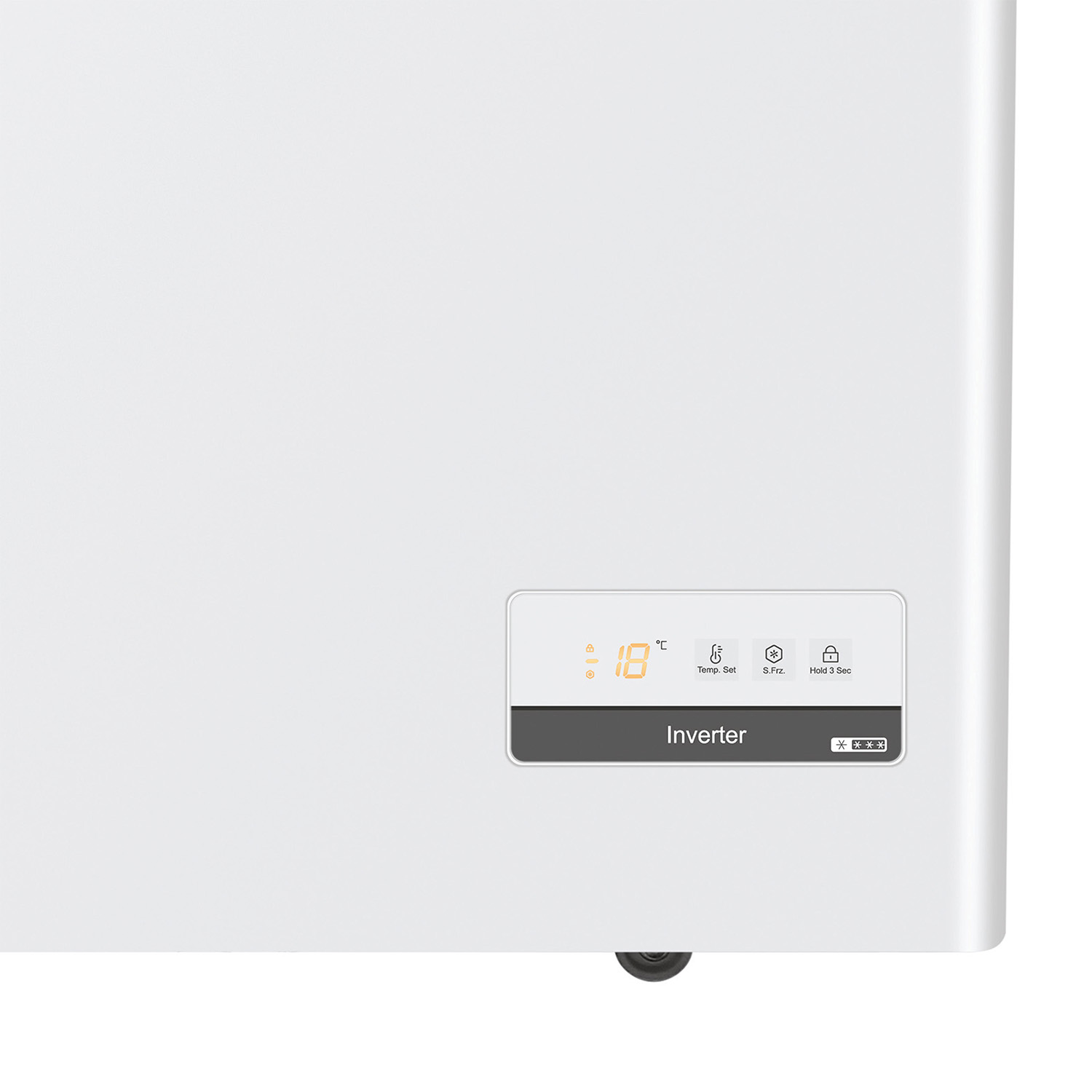 Un congelatore a pozzetto bianco con display digitale che mostra -18 gradi Celsius. Etichetta Inverter.