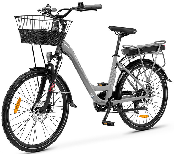 Grijze elektrische fiets. Heeft een mand, bagagerek en een zwart zadel.