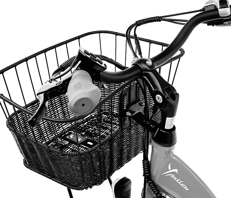 Zwart-wit foto van een fietsstuur met een mand, close-up.