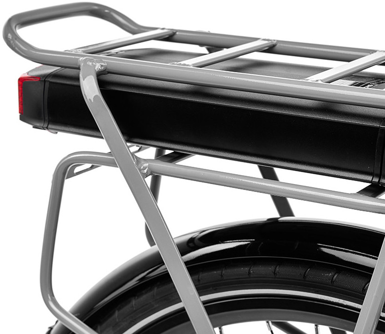 Een fietsenrek met een zwarte batterij en een rood licht.