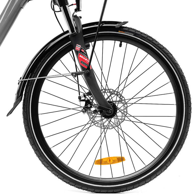 Close-up van een fietswiel met zwarte band en een voorvork.