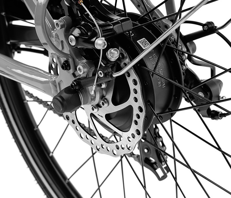 Close-up van een fietswiel. Remschijf en deel van het frame zijn zichtbaar.