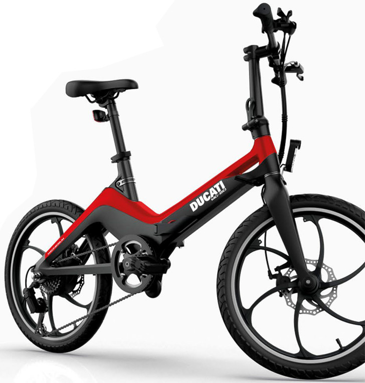 Un vélo électrique Ducati rouge et noir. Le vélo est sur un fond blanc.