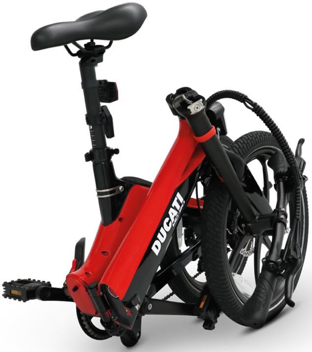 Un vélo pliable rouge et noir. Le vélo est plié, montrant le cadre et les roues.