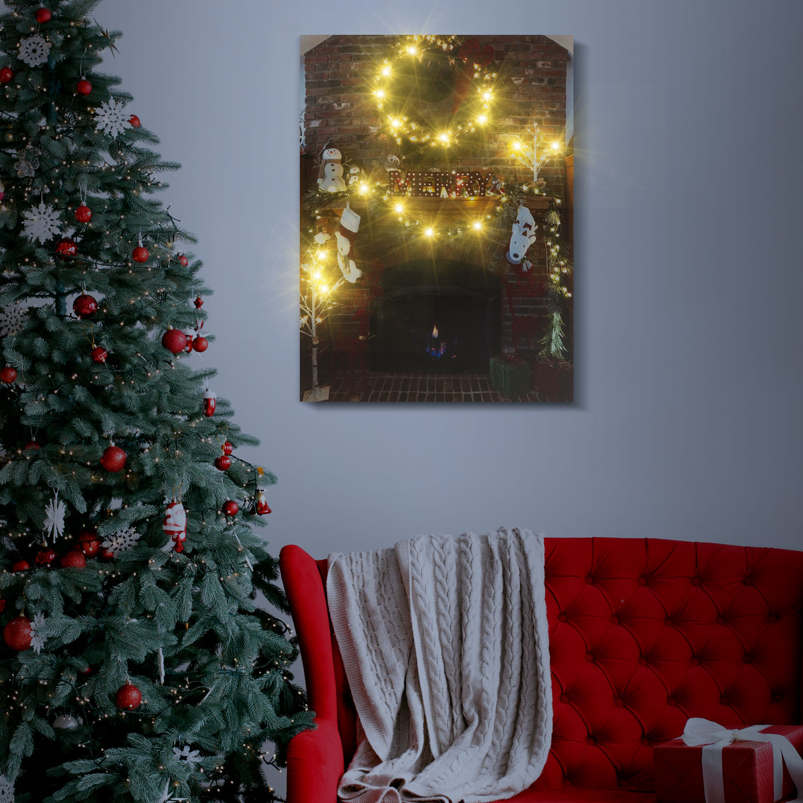 Karácsonyi jelenet egy fával, kandallóval, piros kanapéval és díszített kandallópárkánnyal.