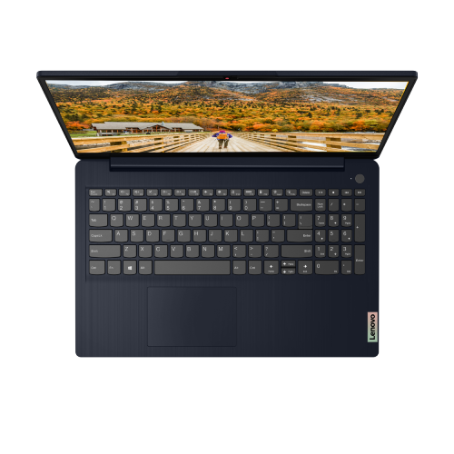 Un portátil Lenovo azul marino con la pantalla abierta, mostrando un paisaje otoñal.
