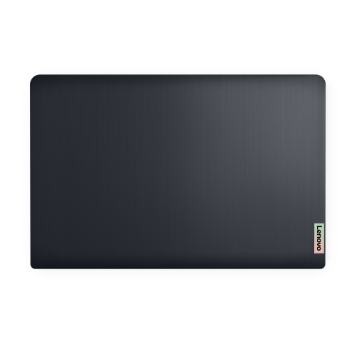 Un portátil gris oscuro desde arriba sobre fondo negro con logo Lenovo en la esquina inferior derecha.