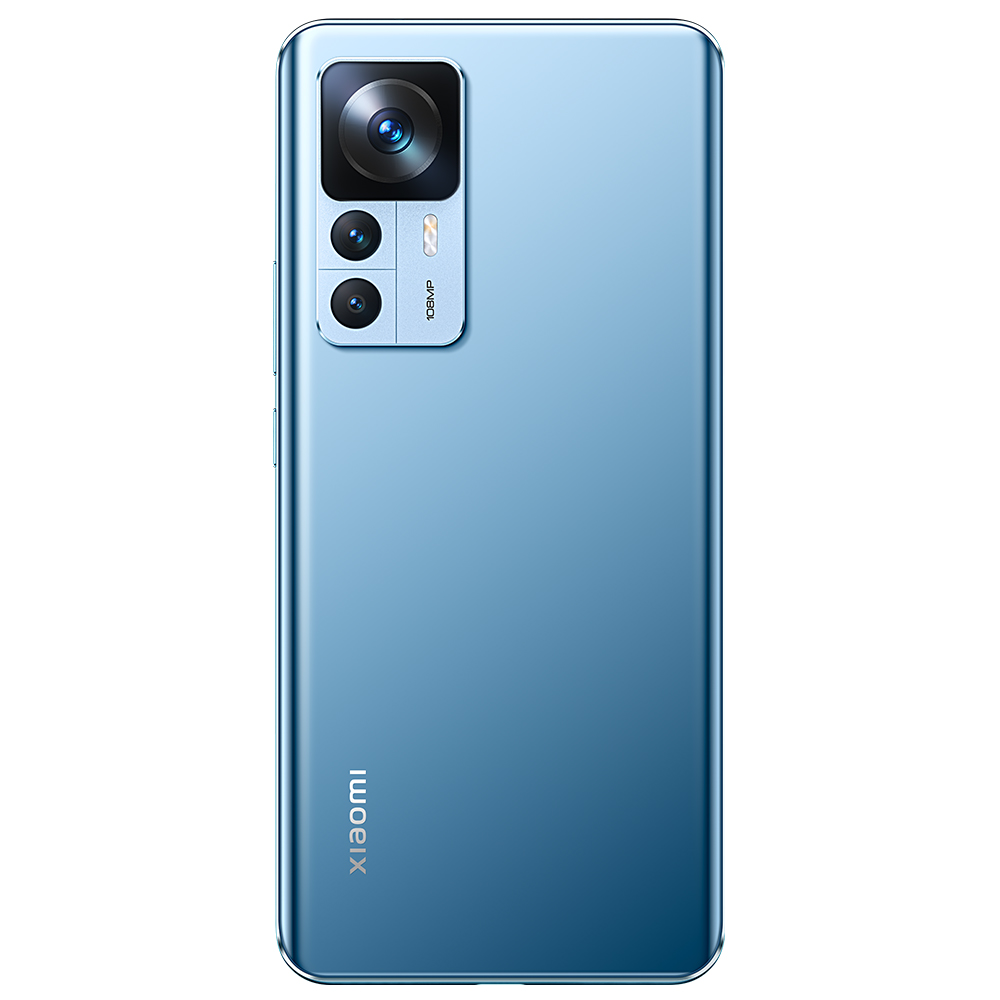 Kameralı, Xiaomi logolu mavi akıllı telefon arkası. Beyaz zemin.