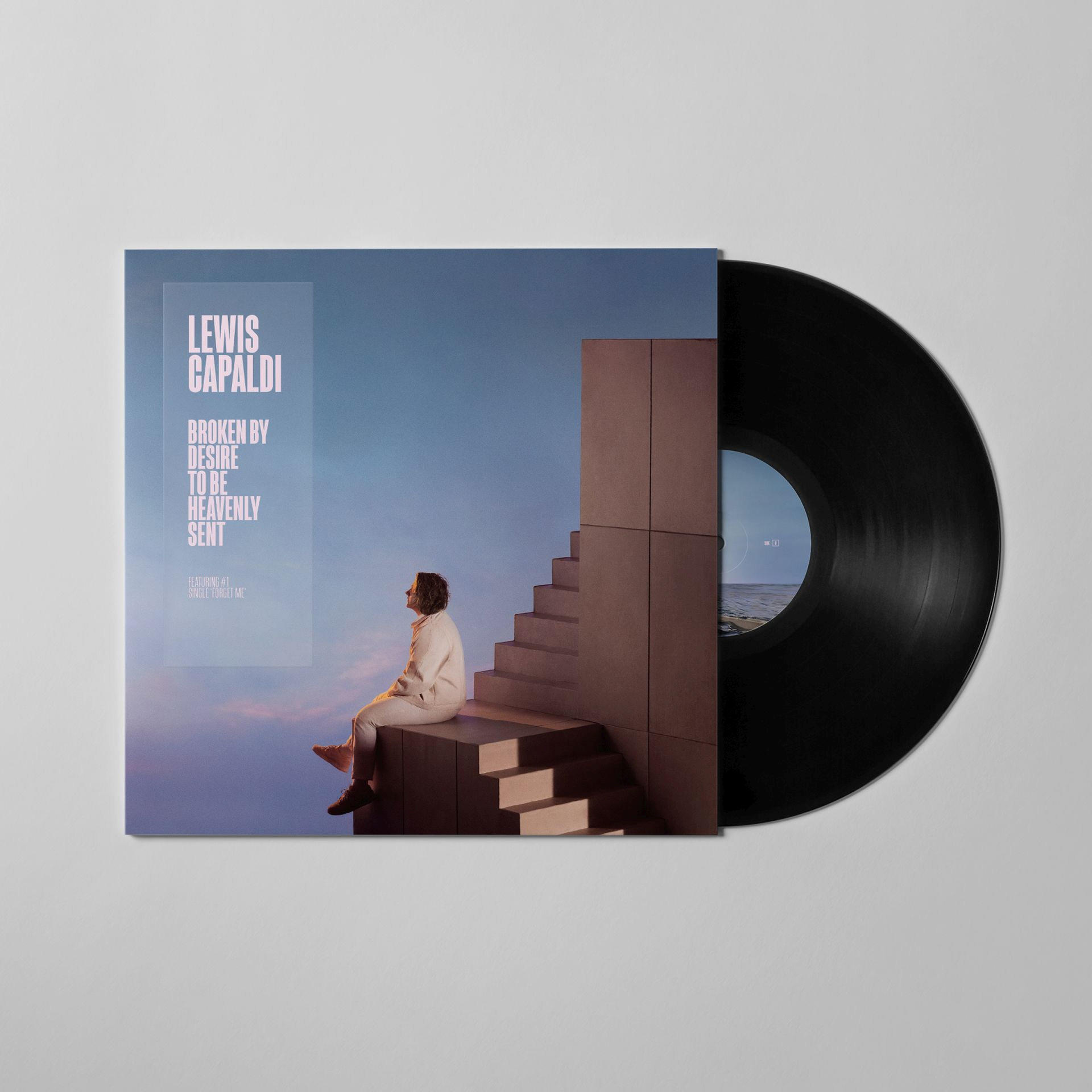 Lewis Capaldi albumhoes, een persoon zittend, trappen met wolken. Vinylplaat zichtbaar.