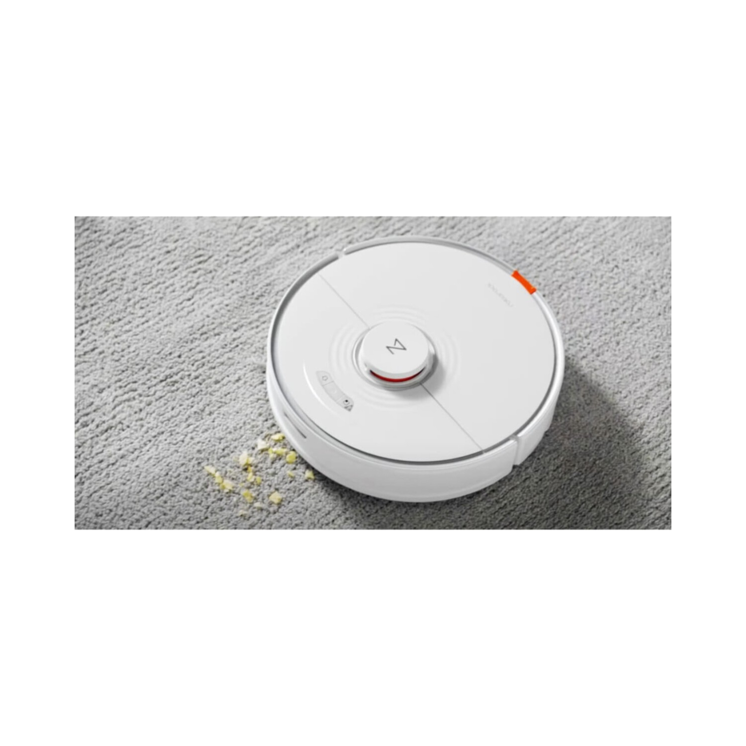 Gri halı üzerinde beyaz robot süpürge, yanında dökülmüş yiyecekler.
