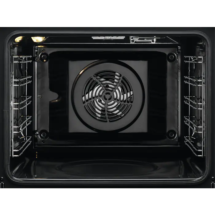 Dentro de un horno negro, mostrando rejillas, ventilador e iluminación interior.