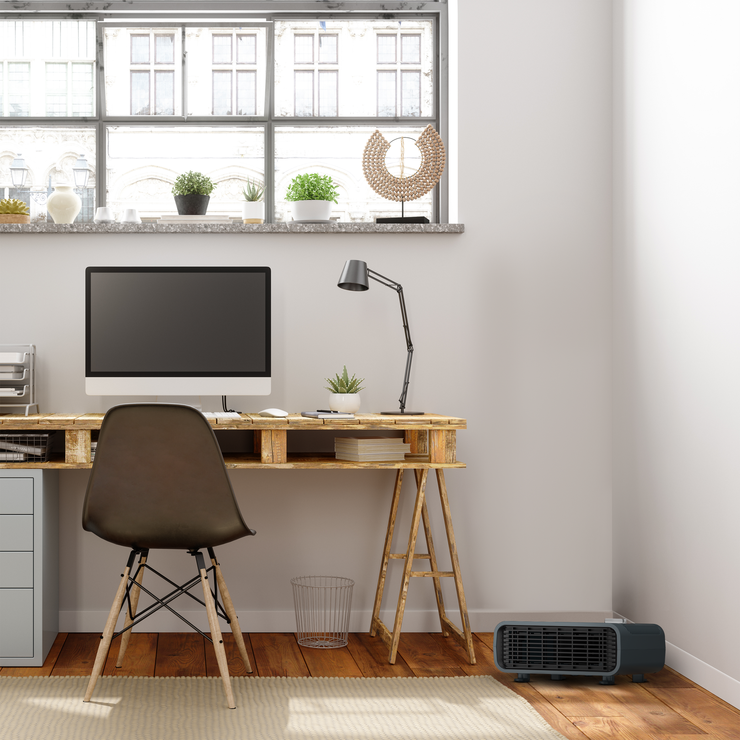 Una oficina en casa con un escritorio de madera, una silla y un monitor de computadora. Una ventana en el fondo.