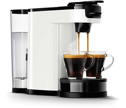 Witte koffiemachine met twee kopjes koffie die worden ingeschonken.