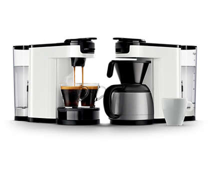 Twee witte koffiemachines die koffie zetten in transparante kopjes.