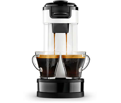 Wit en zwart koffiezetapparaat. Twee heldere glazen verzamelen espresso.